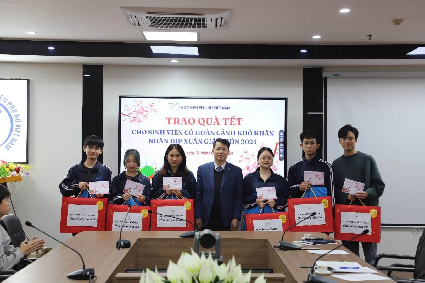 Học viện Phụ nữ Việt Nam tặng quà sinh viên có hoàn cảnh khó khăn nhân dịp tết Giáp Thìn