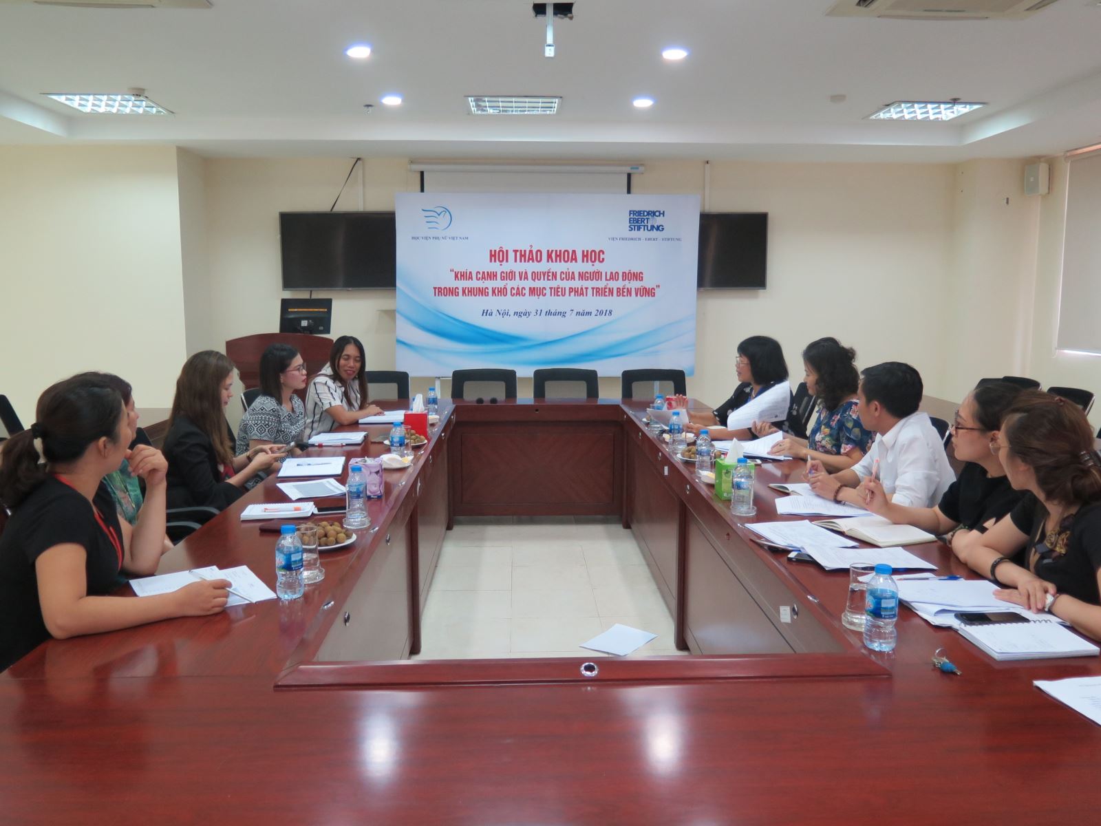 Học viện Phụ nữ Việt Nam làm việc với chuyên gia của tổ chức CARD MRI