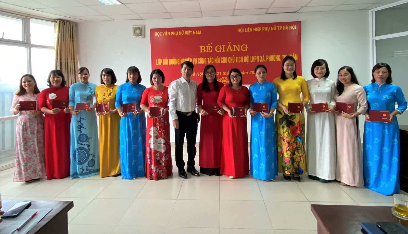 Bế giảng lớp “Bồi dưỡng Nghiệp vụ công tác Hội” cho Chủ tịch Hội LPHPN cấp cơ sở thành phố Hà Nội 