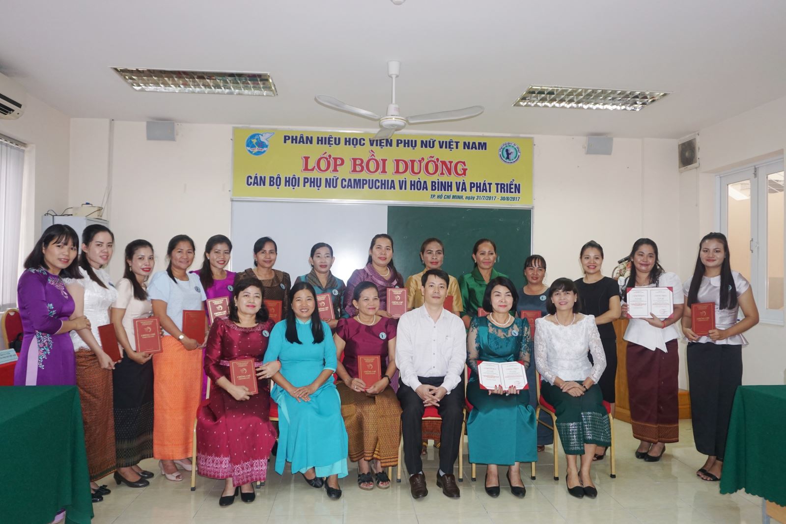 Bế giảng khóa bồi dưỡng nghiệp vụ công tác phụ nữ và kỹ năng lãnh đạo dành cho cán bộ Hội phụ nữ Campuchia vì hòa bình và phát triển