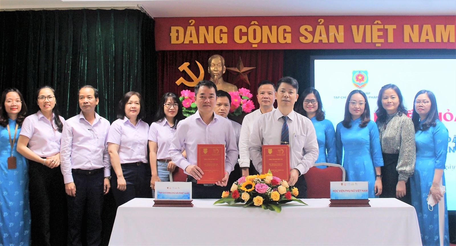 Tạp chí Dân chủ và Pháp luật và Học viện Phụ nữ Việt Nam ký thoả thuận hợp tác