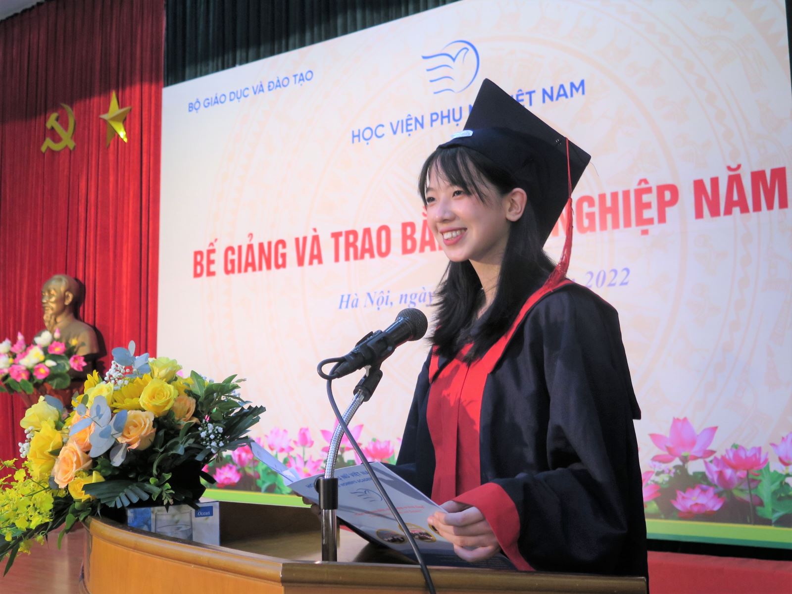 Cảm xúc của cựu sinh viên tốt nghiệp trong lễ trao bằng năm 2022