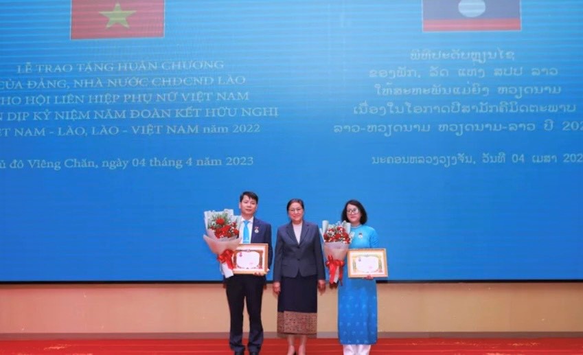 Giám đốc Học viện Phụ nữ Việt Nam Trần Quang Tiến nhận Huân chương Hữu nghị của nước Cộng hòa Dân chủ Nhân dân Lào