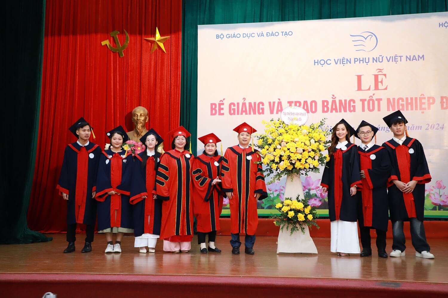 Học viện Phụ nữ Việt Nam trao bằng tốt nghiệp cho hơn 300 tân thạc sĩ, cử nhân