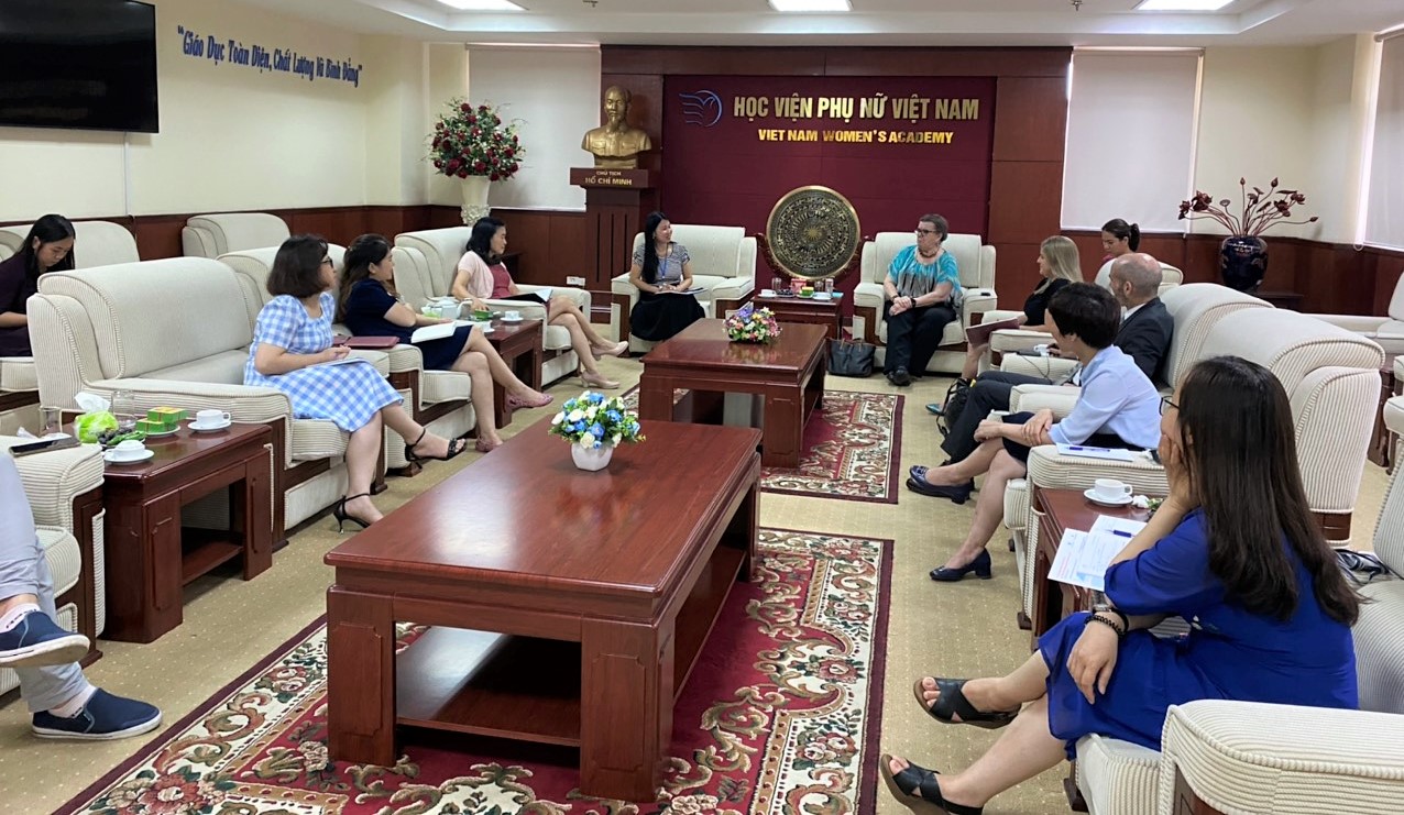 Học viện Phụ nữ Việt Nam tiếp đón chuyên gia về Chính trị học tại Đại học Washington (Hoa Kỳ)